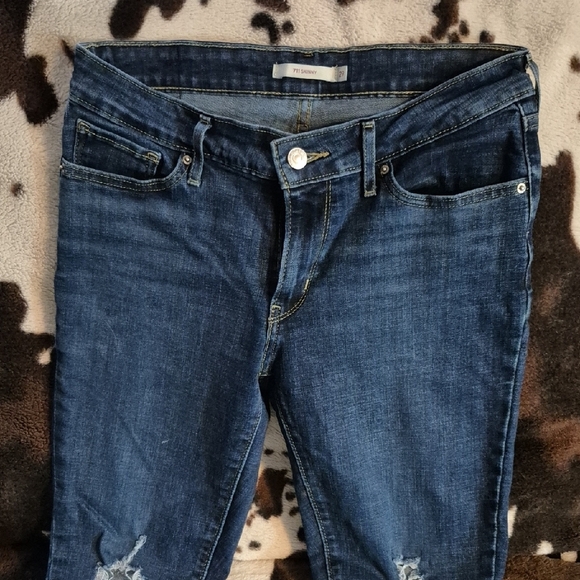 Levi's Ankle Jeans in Deep Blue with Ripped Knees - Picture 4 of 9